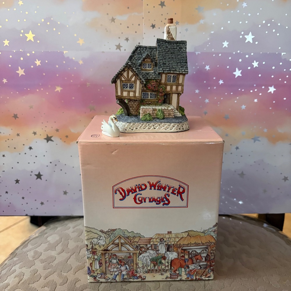 David Winter Cottages Swan Upping Cottage Collectors Guild No 14 1993 with Box